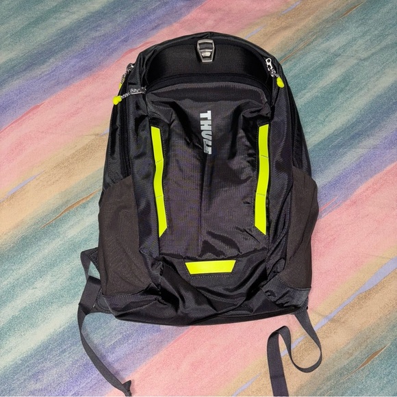 Thule EnRoute Blur Daypack for 17 inch MacBook Pro and iPad - Dark Shadow - Picture 5 of 13